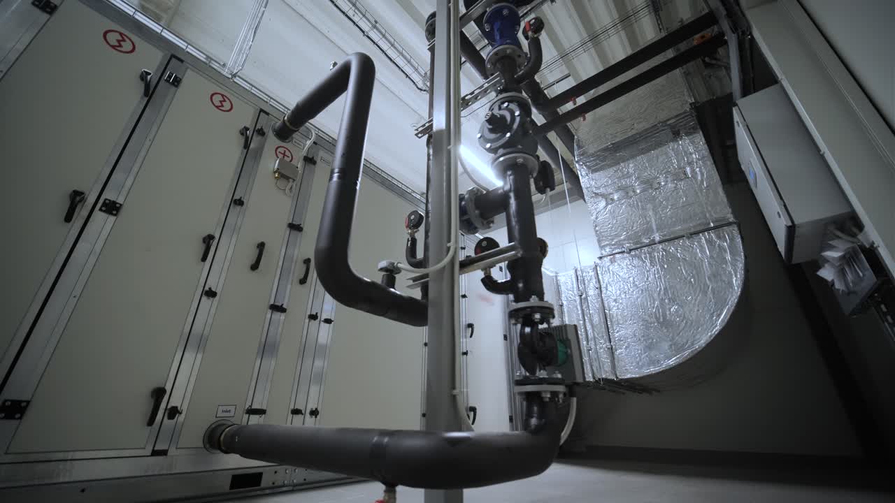 chiller interior industrial y caldera hvac calefacción ventilación sistema de aire acondicionado y línea de tuberías de construcción industrial en el sistema de la sala de bombas de caldera en la fábrica