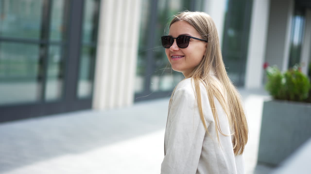 도시에 있는 여자