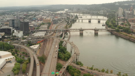 Toma-Aérea-De-La-I-5-A-Lo-Largo-Del-Río-Willamette-Portland