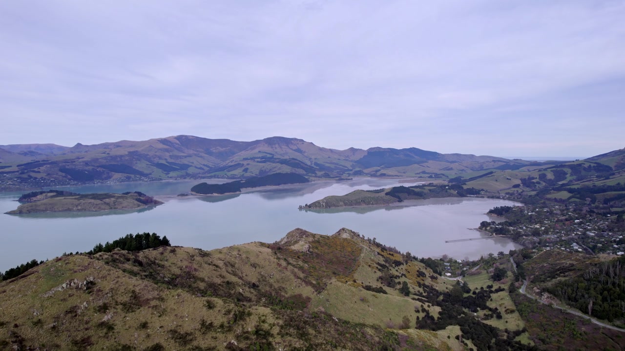 Ripresa rilassata con drone su un lago a Bowendale Park in Nuova Zelanda