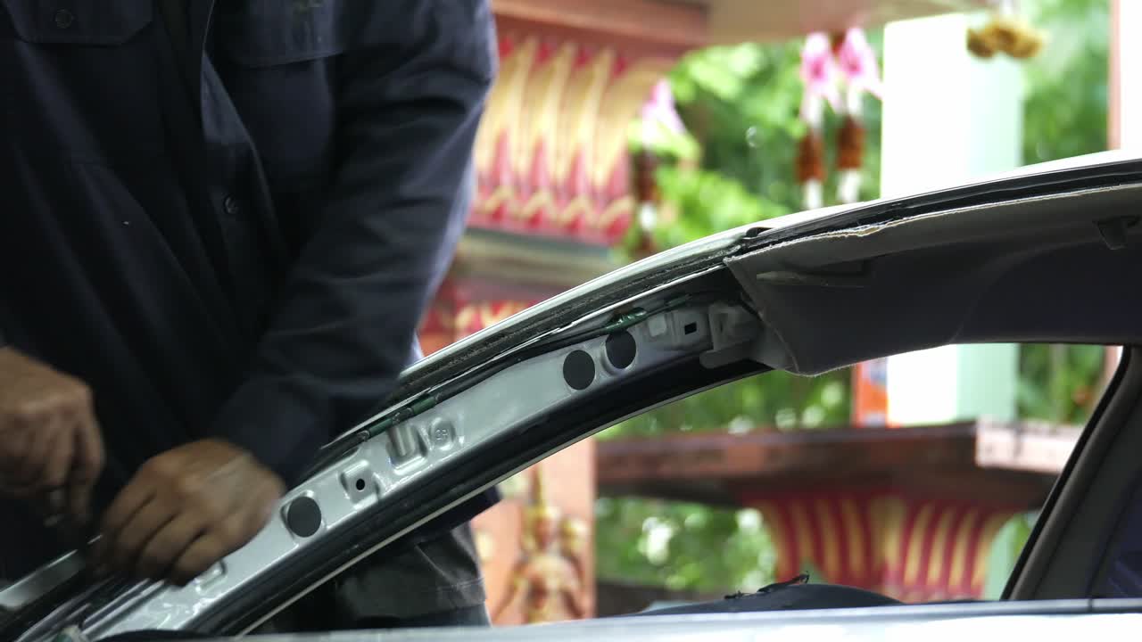 자동차 수리점에서 깨진 유리창과 자동차 앞유리 또는 흰색 자동차의 앞유리 교체를 변경하는 정비공