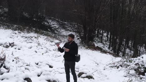 hombre drone aterrizando
