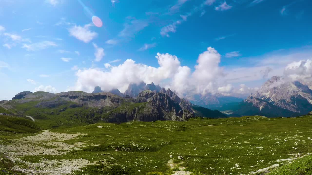 timelapse parque natural nacional tre cime nos alpes dolomitas. belíssima natureza da itália.