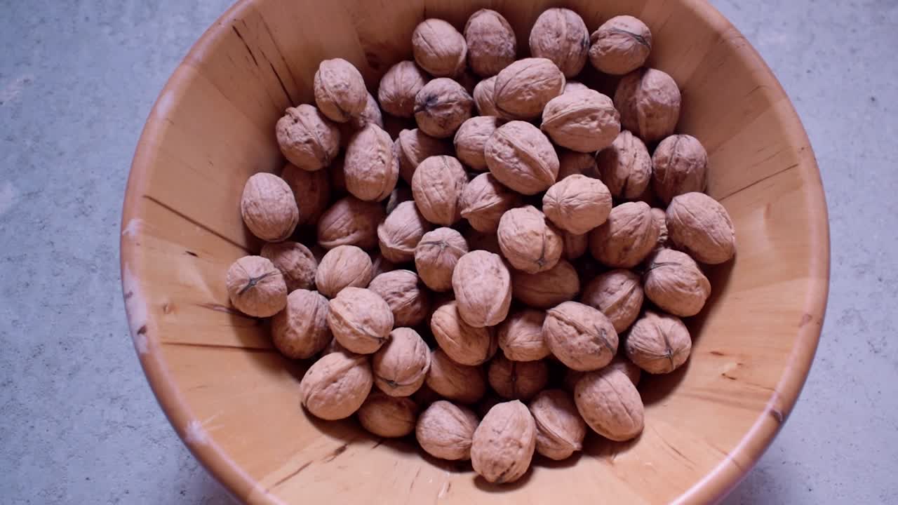 Noci secche in una ciotola di legno.