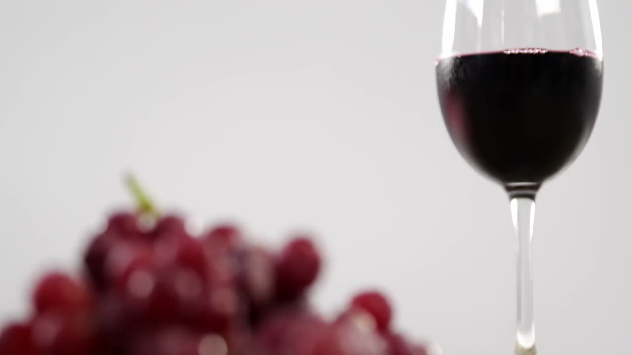 Uva e vino rosso su asse di legno