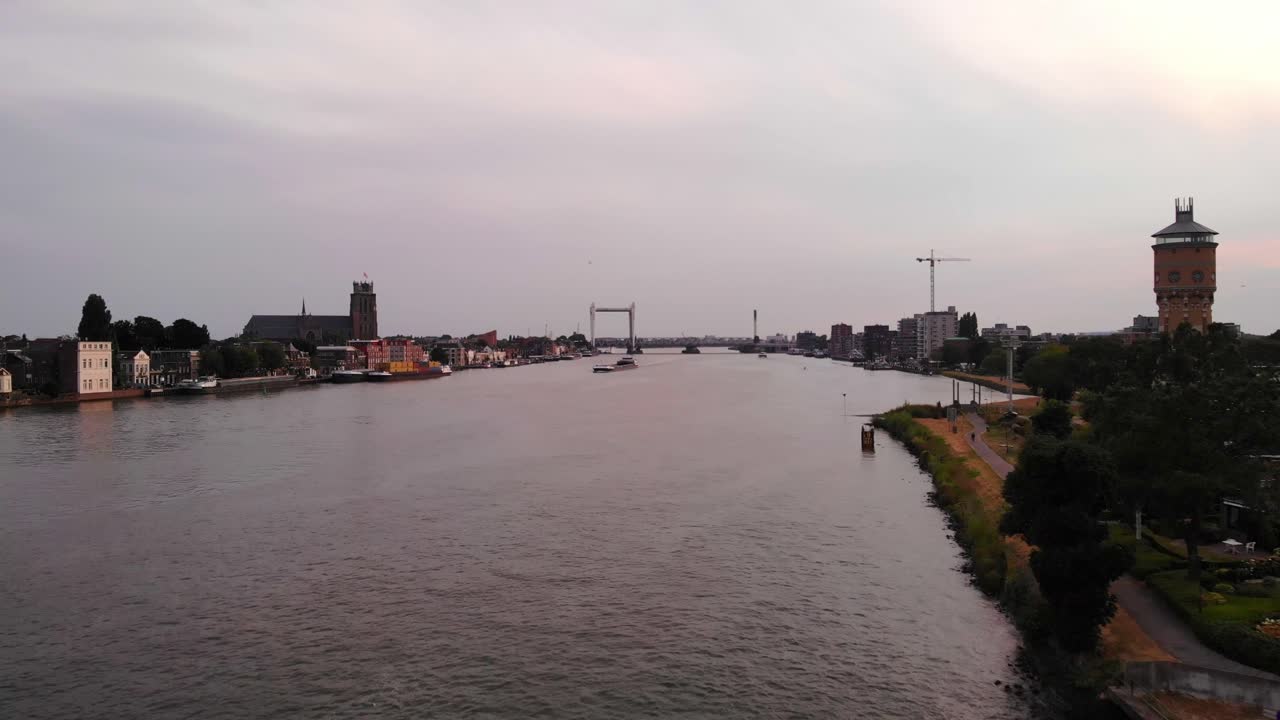 adelante vuela sobre el ancho río que fluye a través de la ciudad