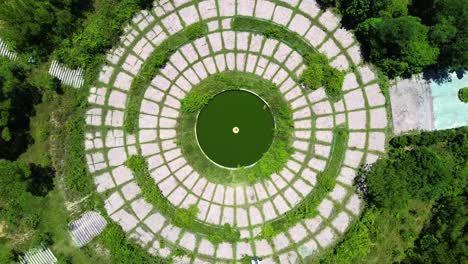 Ojo-De-Pájaro-Aéreo-De-Arriba-Hacia-Abajo-Vista-Ascendente-Del-Parque-Acuático-Abandonado-Ho-Thuy-Tien-Con-Una-Enorme-Estructura-De-Dragón-Y-Un-Lago-Vacío-En-Hue,-Vietnam_drone-View