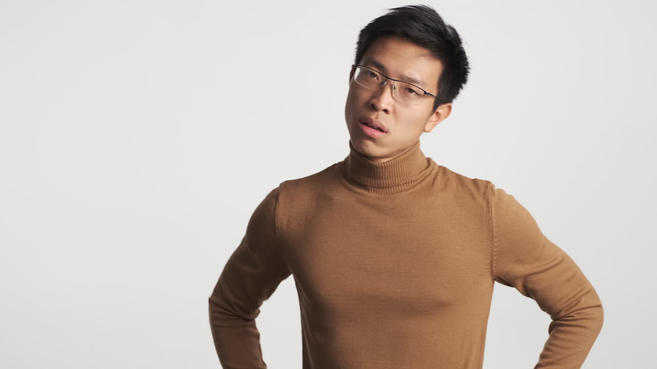 아시아인 남자가 실망해서 떠났습니다.