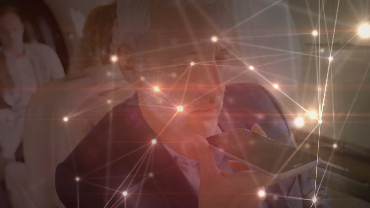 전화로 사업가와의 연결의 글로벌 네트워크의 애니메이션