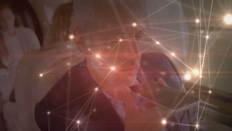 animación de la red global de conexiones con el hombre de negocios por teléfono