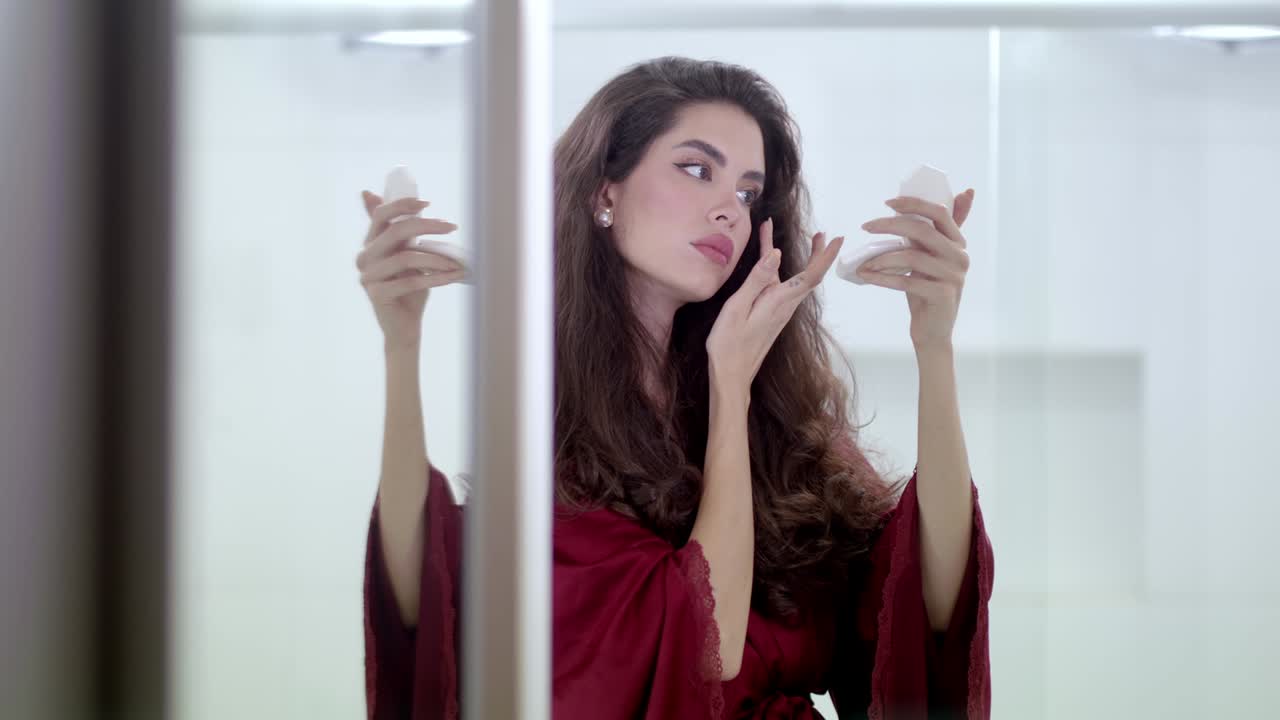 la joven modelo usa su destacador compacto para iluminar los rasgos faciales