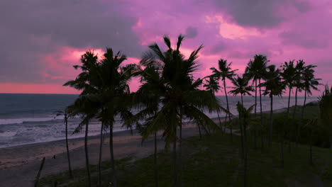 Wolkiger-Sonnenuntergang-An-Einem-Strand-Mit-Kokosnussbäumen