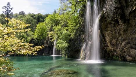 timelapse de hermosas cascadas en el parque nacional de los lagos de plitvice durante el día de verano