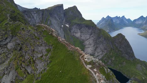 Treppe-Zum-Aussichtspunkt-Reinebringen-In-Reine,-Lofoten,-Norwegen---4K-Luftrundfahrt