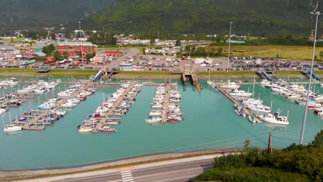 Video-De-Drones-De-4k-De-Botes-Y-Barcos-En-El-Puerto-De-Botes-Comerciales-De-Valdez-En-Valdez,-Ak-Durante-El-Día-Soleado-De-Verano