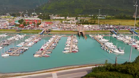 화창한 여름날 valdez, ak의 valdez 상업용 보트 항구에 있는 보트와 선박의 4k 드론 비디오
