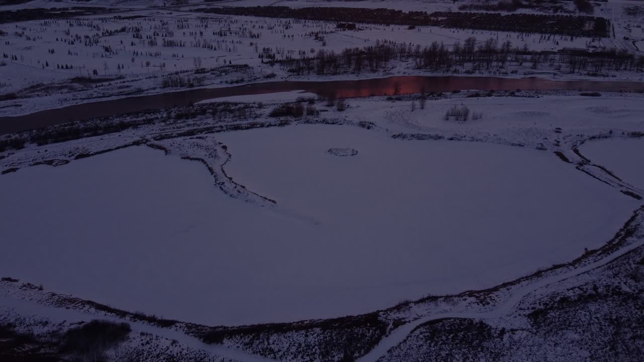 주택 및 경치 좋은 산 전망의 공중 부동산 투어