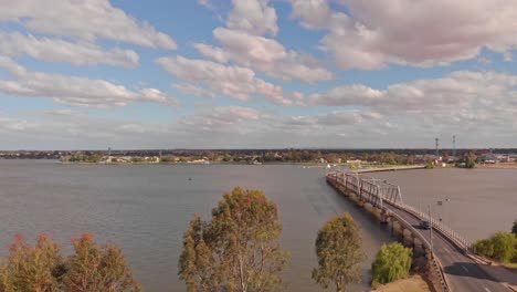 Über-Bäume-Zur-Yarrawonga-Mulwala-Brücke-Mit-Yarrawonga-Im-Hintergrund