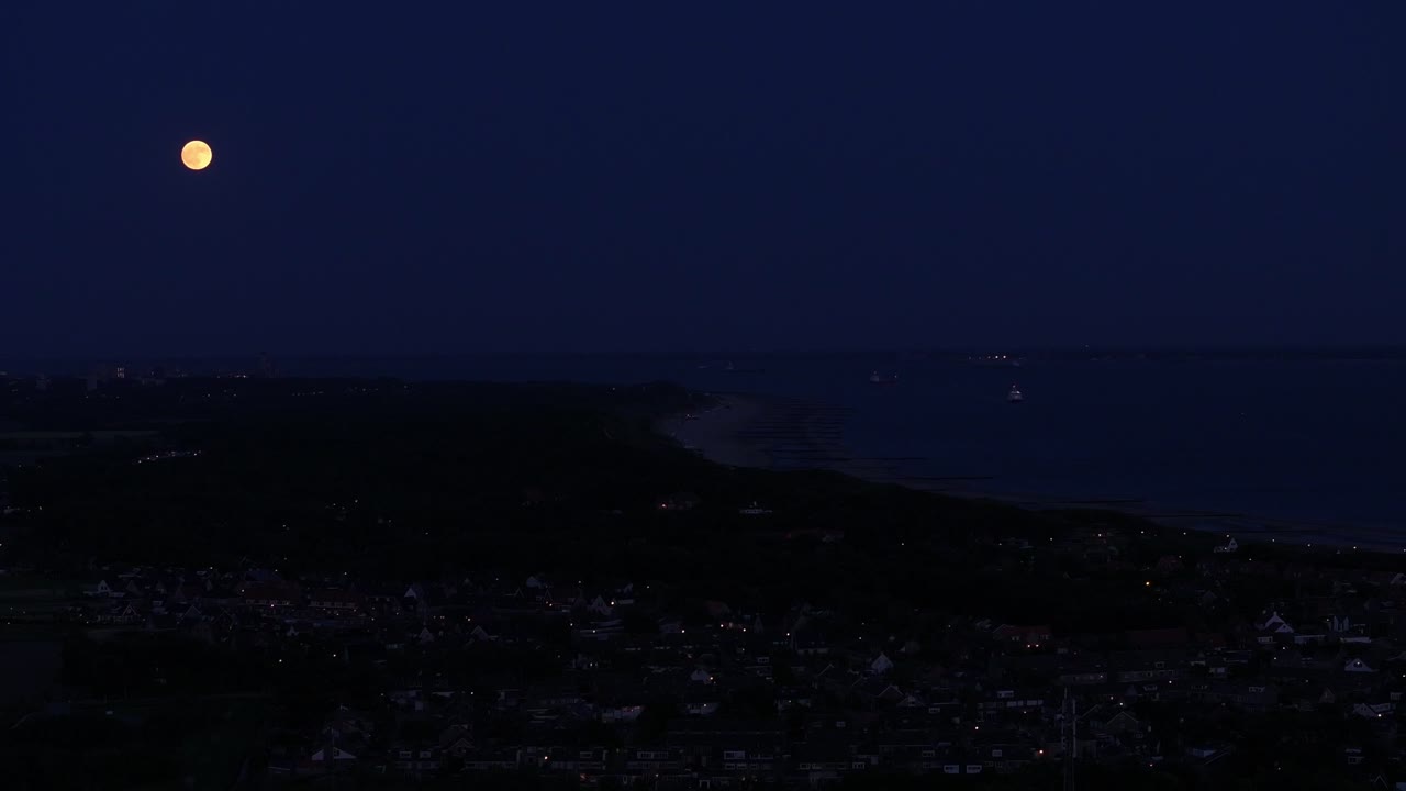 어두운  ⁇ 은 밤은 달의 빛으로 조명됩니다.