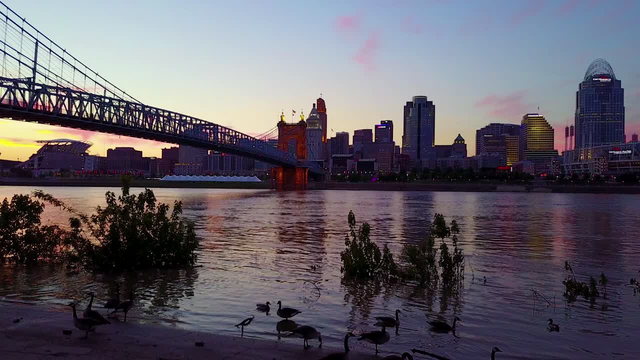 오하이오 강 전경을 건너는 다리가 있는 신시내티 오하이오의 아름다운 저녁 공중 샷