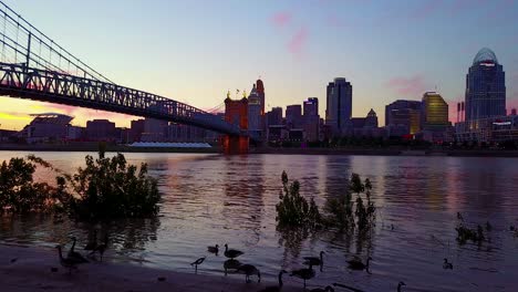 Una-Hermosa-Tarde-Aérea-De-Cincinnati,-Ohio,-Con-El-Puente-Que-Cruza-El-Río-Ohio-En-Primer-Plano