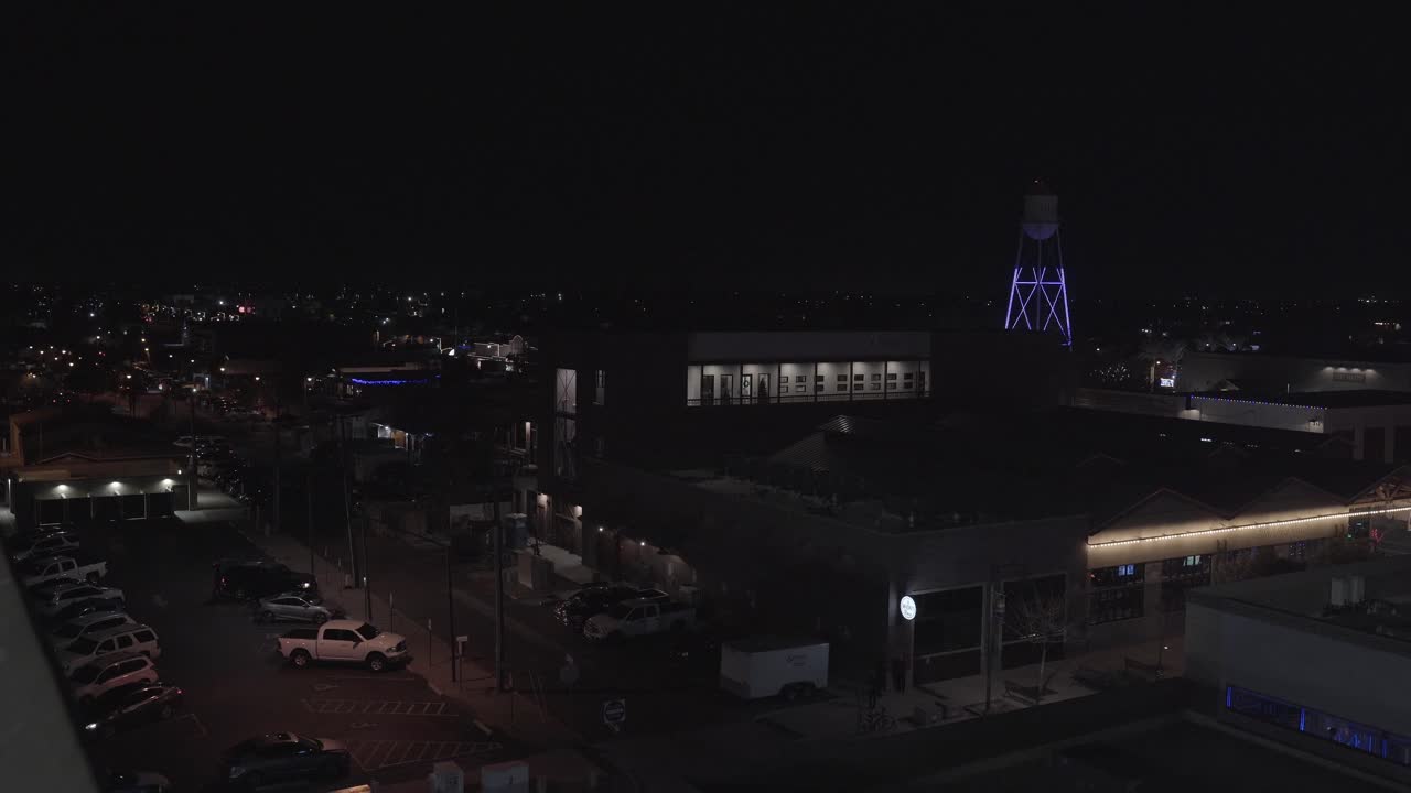 배경에 물 타워 조명 쇼와 함께 시내