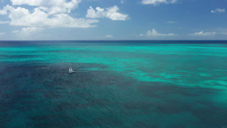 Drohnenaufnahmen-Von-Einem-Segelboot-In-Antigua