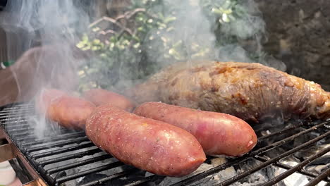 Escena-En-Cámara-Lenta-De-Cortar-Carne-Y-Salchichas-Argentinas-Crudas-A-La-Parrilla