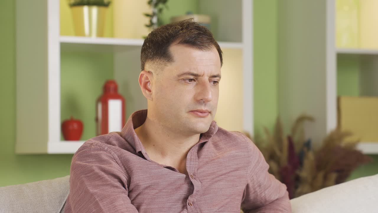 집에 혼자 있는 남자는 불행하고, 고민하고, 우울합니다.