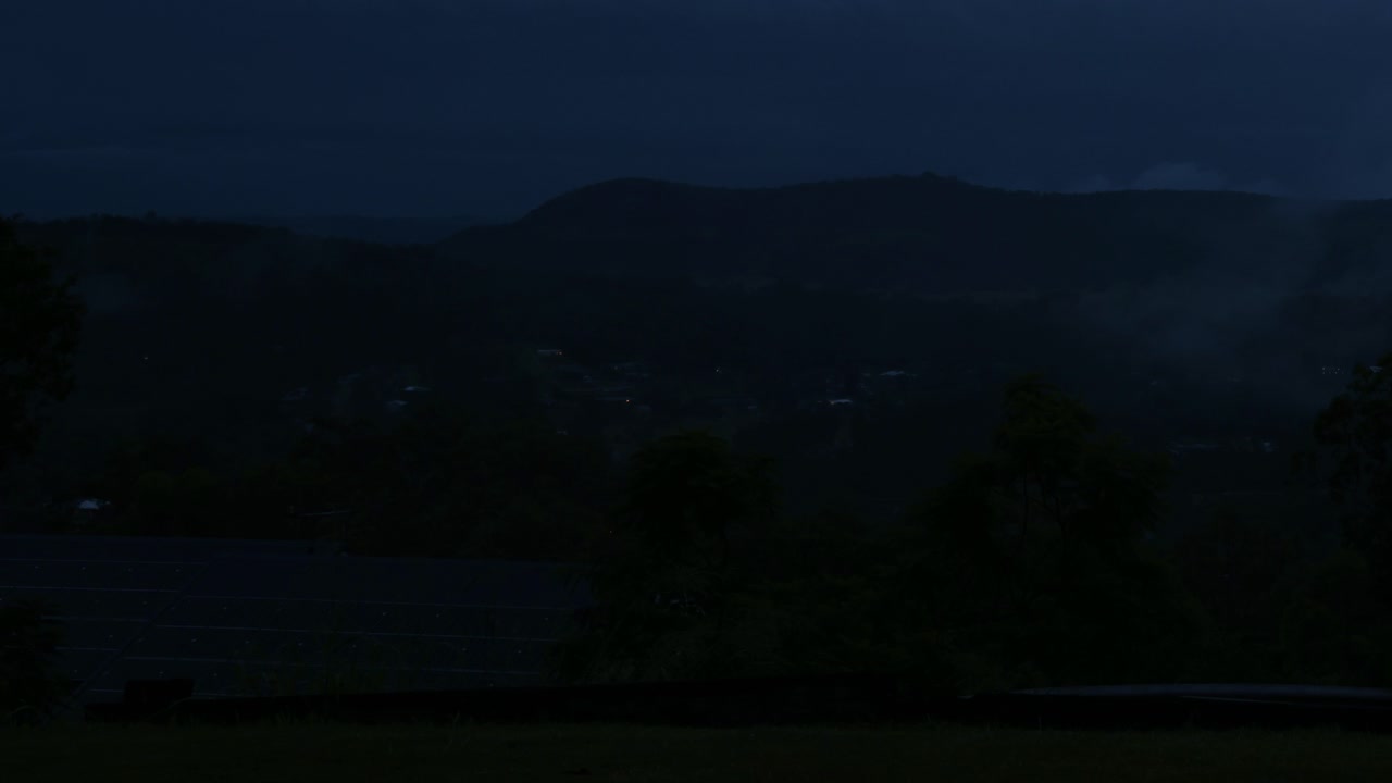 밤이 지날 때 안개가 가득한 산의 타임스