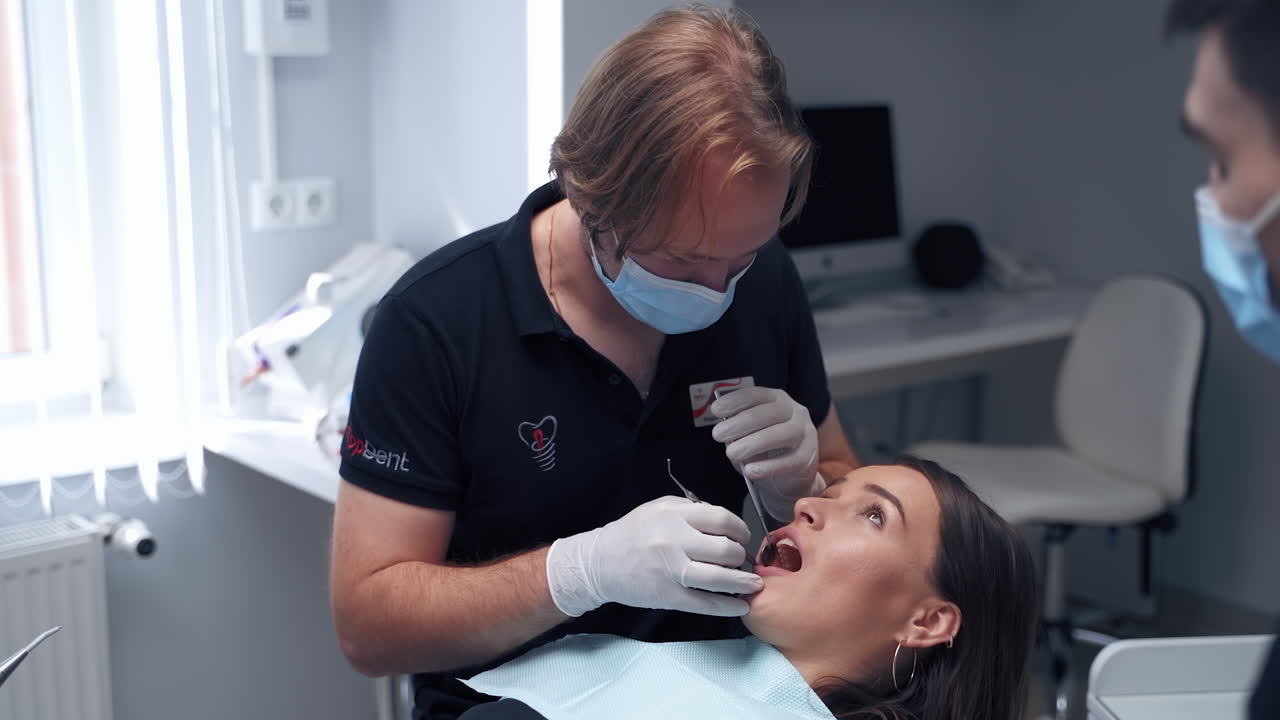 Donna che si fa controllare i denti dal dentista. Donna che ha fatto ispezionare i suoi denti dal dentista.