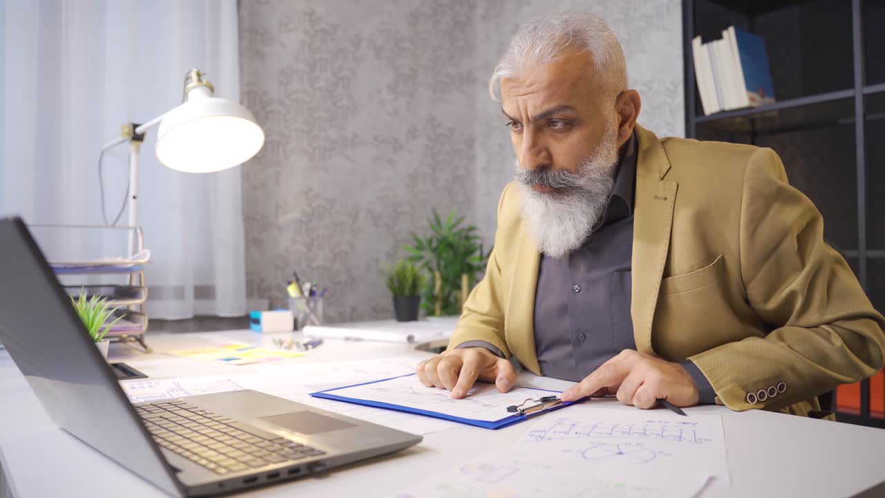 revisión de los gráficos de la empresa, resultados estadísticos.