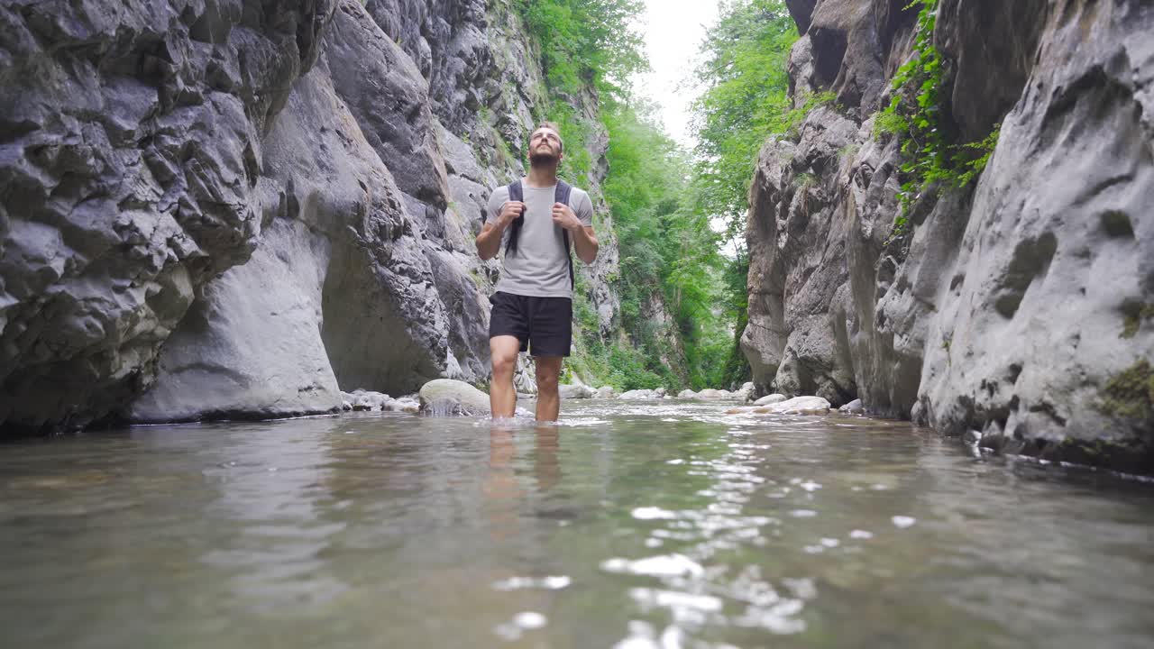joven en el arroyo entre las rocas.