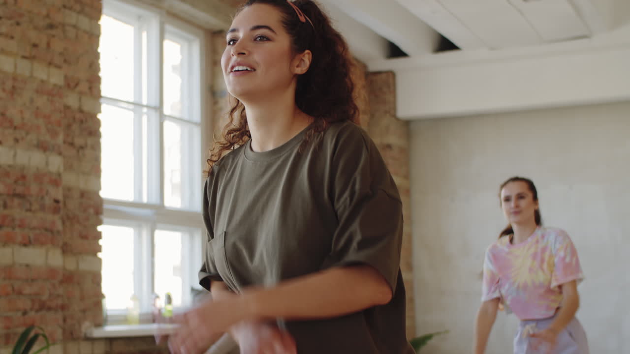 jóvenes estudiantes masculinos y femeninos bailando juntos en la lección