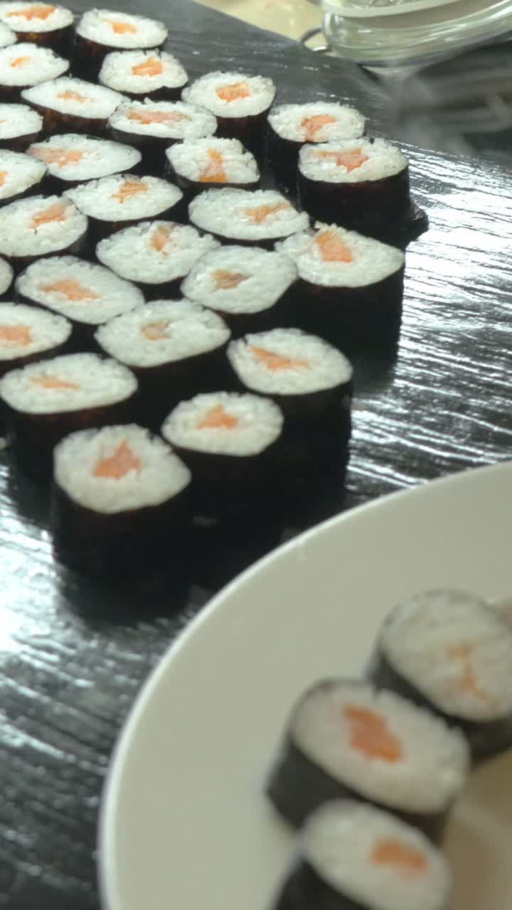 Rollos de sushi de salmón