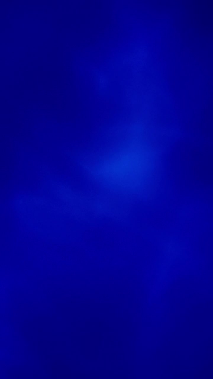 Luci blu ondulate che scorrono in un motivo astratto. Sfondo verticale
