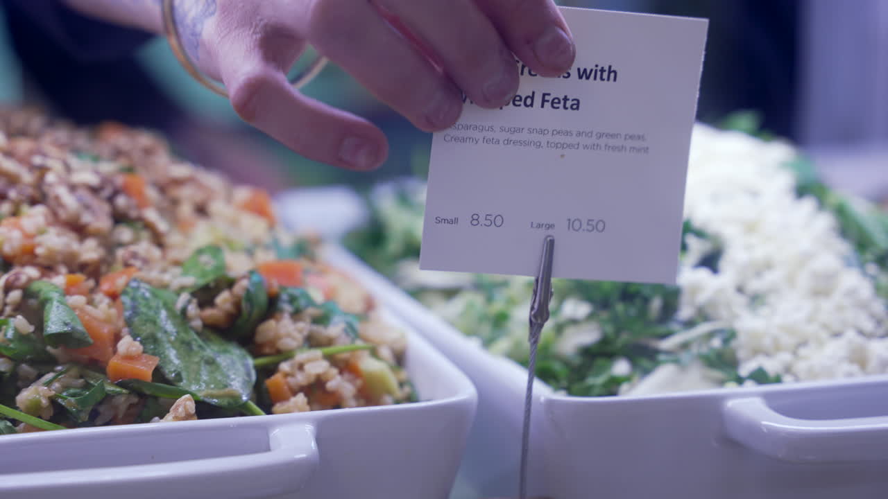 상점에서 휘저어 진 페타와 함께 선명한 녹색의 클로즈업 샷