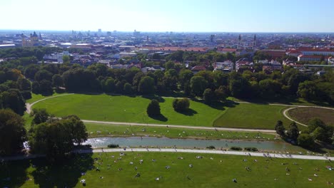 Increíble-Vista-Aérea-Superior-Vuelo-Schwabinger-Bach-Jardín-Inglés-Munich-Alemania-Bávaro,-Verano-Soleado-Cielo-Azul-Día-23