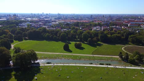 increíble vista aérea de arriba vuelo schwabinger bach jardín inglés munich alemania bávaro, verano cielo azul soleado día 23