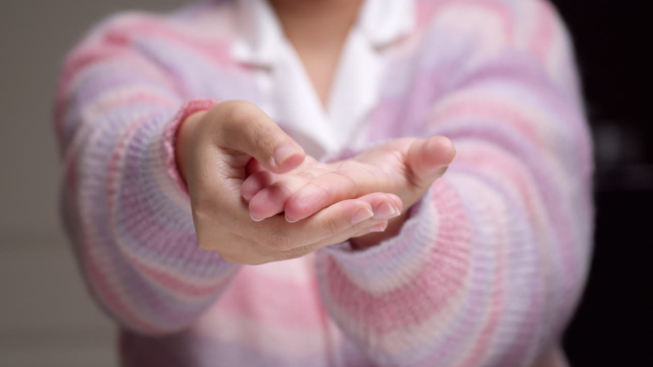 primer plano de una mujer auto-masaje y relajación artritis con estiramiento del dedo y el brazo después de su mano doloroso de síndrome de oficina
