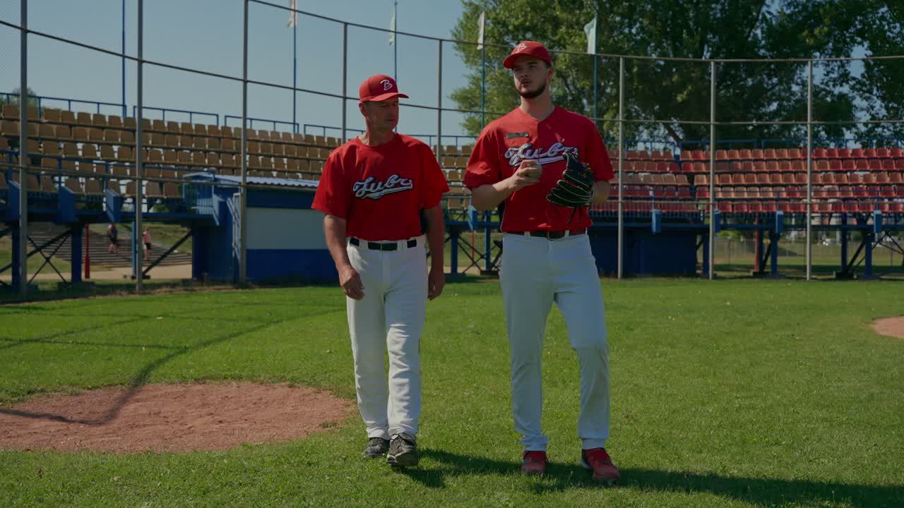 Giocatori di baseball sul campo
