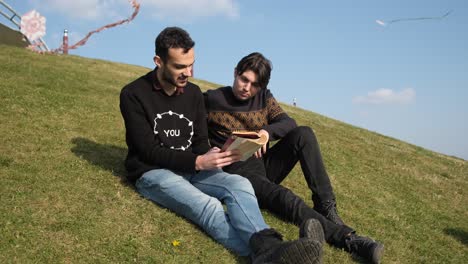 leer un libro sobre el común