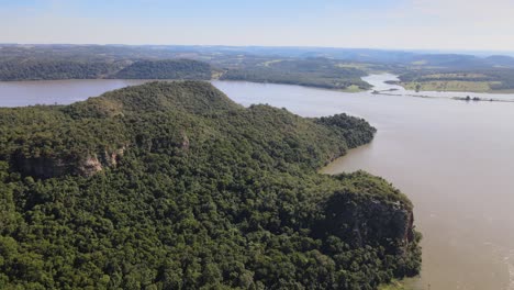 Orbitaufnahme-Der-Atemberaubenden-Grünen-Landschaft-Des-Parana-Flusses-Im-Teyu-Cuare-Park,-Argentinien