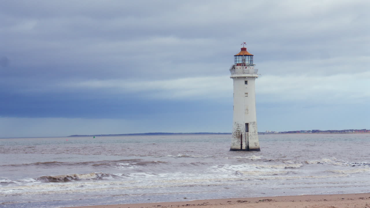 Un'immagine del faro di New Brighton con l'alta marea sul fiume Mersey, presso la spiaggia di New Brighton