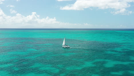 imágenes de drones de un velero en antigua