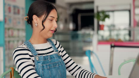 Trabajo-Remoto,-Estudiante-Y-Mujer-En-Cafetería