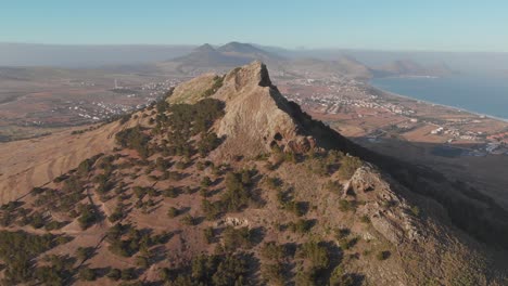 Toma-Aérea-Sobrevolando-El-Pico-Ana-Ferreira-Cumbre-Hermoso-Paisaje-Isleño