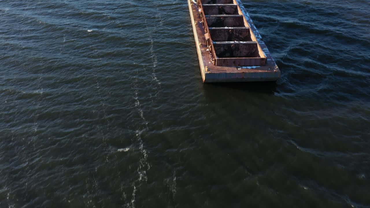 추운 겨울날 헴스테드 베이의 공중 전망