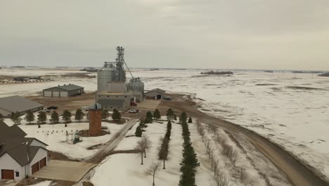 Granja-Cubierta-De-Nieve-En-La-Zona-Rural-De-Minnesota-Desde-Un-Disparo-De-Drone