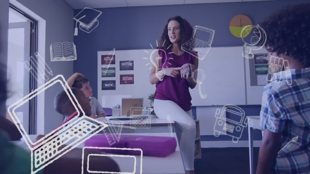 animación de iconos de artículos escolares sobre feliz maestra diversa con estudiantes en el aula